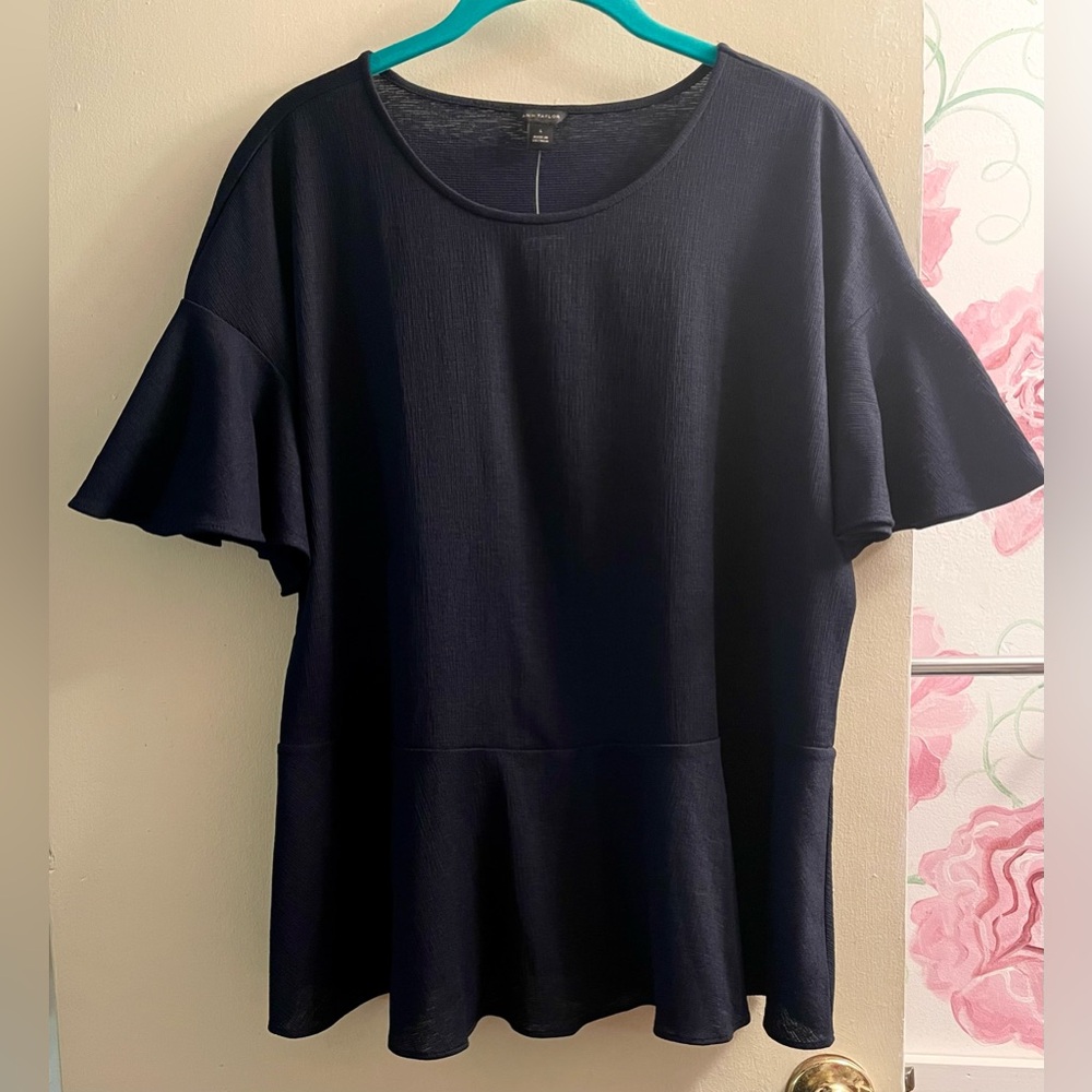 Ann Taylor Dark Navy Blue Flutter Sleeve Top
SIZE LARGE    **NWT**